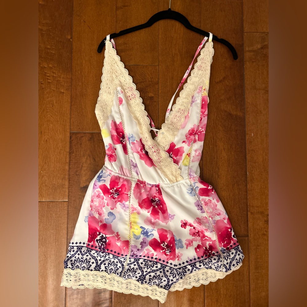 Floral romper with lace detail